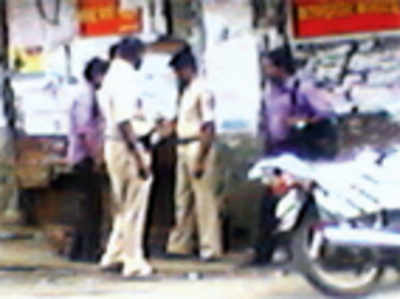 MLA visit exposes rly cops’ hawkers lie