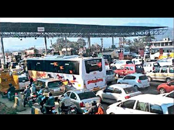 Long wait at Khed-Shivapur toll plaza irks commuters