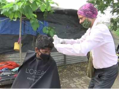 Hairdresser gives free hair cut to poor children living on the roadside in Mumbai