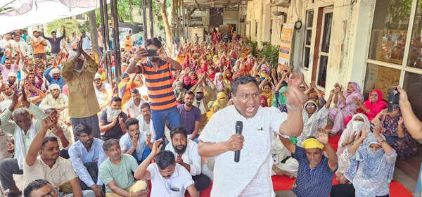 MCG sanitation workers extend strike till May 11, block garbage collection