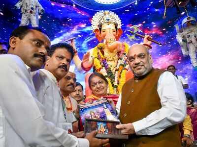 Amit Shah offers prayers at Lalbaugcha Raja in Mumbai