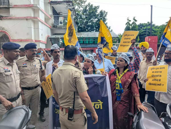 AAP protests against rationalisation policy, gheraoes DEO offices