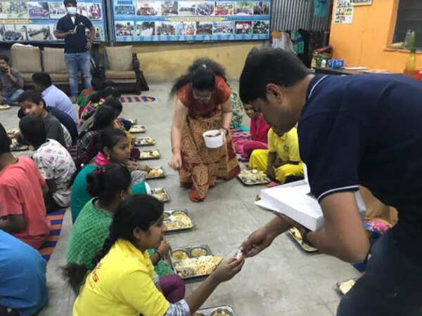 Hyderabad techies distribute immunity boosting food among  specially-abled children