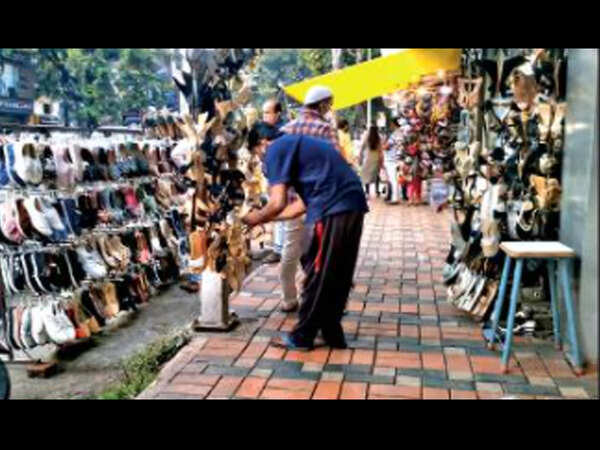 Pune: Walkers, traders miffed at MG Road hawkers
