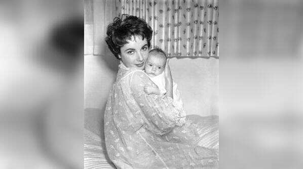 Elizabeth Taylor dies