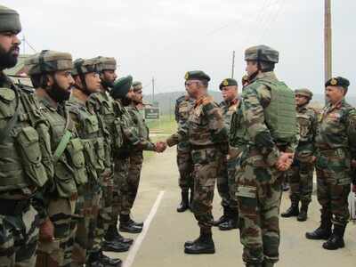 Northern Army Commander visits valley, reviews security