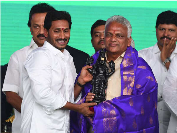 Andhra Pradesh: Jaganmohan Reddy felicitates YSR's friend Malladi Krishna Rao at his swearing-in ceremony