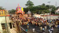 Bhubaneswar: Priests, police personnel pull Rukuna Rath of Lord Lingaraj on Ashokastami 
