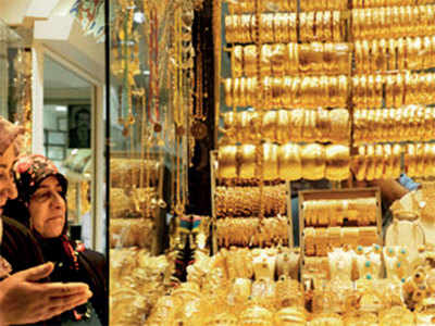 Gold hits life-time high of Rs 38,070