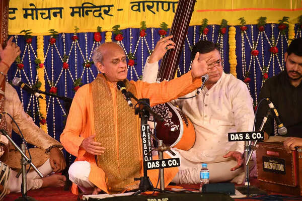 Maestros adorn 3rd night of Sankat Mochan music fest
