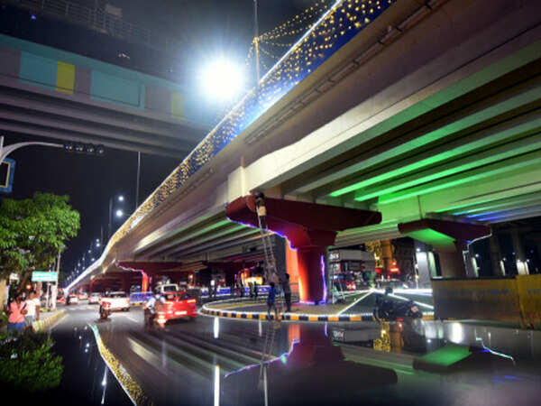 Kochi: Kerala CM inaugurates Vyttila, Kundanoor flyovers