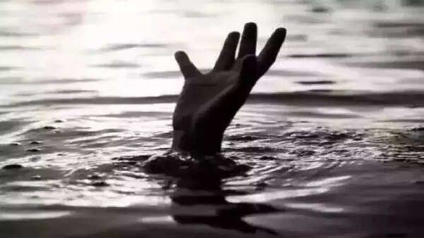 Rescuer drowns with girl in Bhadgaon of Jalgaon district in Girna river