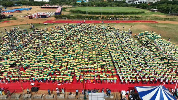 Tamil Nadu: Saveetha institute sets world record with 5,000 tricolour paintings