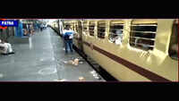 Migrants protest over bad quality food at Chhapra railway station 