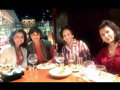 Sheila Jhaveri, Laila Sippy, Sabira Merchant among others spotted enjoying lunch in Mumbai