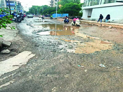 Poorly restored road to Munnekollal Lake irks commuters