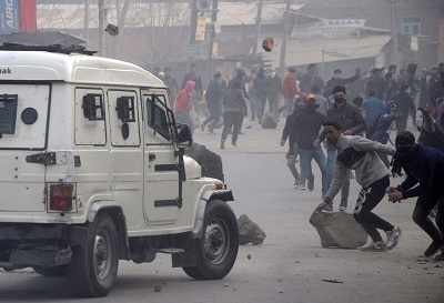Srinagar: Undeclared curfew clamped in Batamaloo