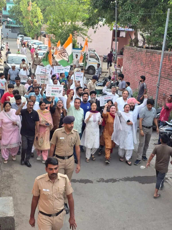 Cong protests fuel price hike in Sector 32