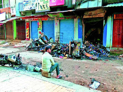 Stone pelting, lathi charge in Nagamangala