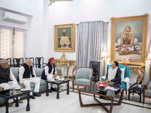 Akhilesh Yadav meets UP governor over 'lawlessness' in UP