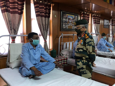 Army Chief General MM Naravane interacts with soldiers at Leh's Military Hospital