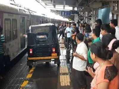 Auto rickshaw driver rides on Virar railway platform but here's why he didn't get punished for it