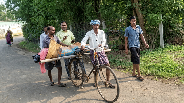 Kin carry woman’s body for 15 km on cycle to PS