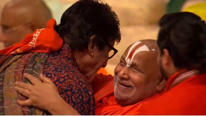 Amitabh Bachchan shares a warm hug with Jagadguru Rambhadracharya