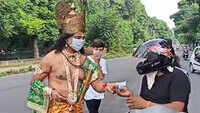 Chandigarh: Artist dresses up as Lord Krishna, distribute masks to public 