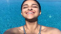 Parineeti Chopra rocks the no makeup look in this sun-kissed selfie! 