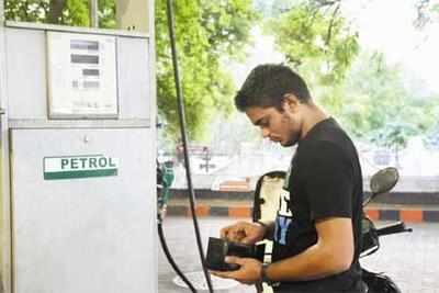 Petrol pumps in Karnataka won't accept cards from Monday to protest bank's transaction fee