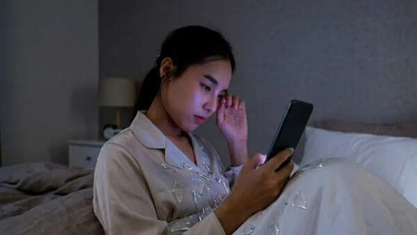 Screen time & makeup trigger rise in dry eye among women
