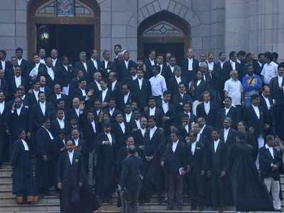 Emotional scenes in High Court as Andhra Pradesh High Court staff, lawyers move to Vijayawada