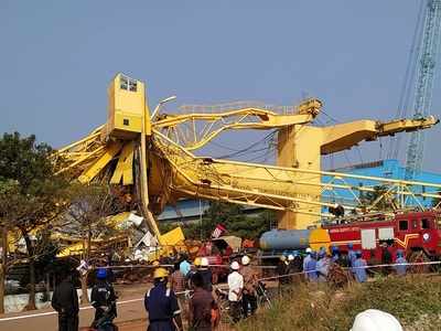 One killed, 10 injured as cranes collapse at Kakinada port