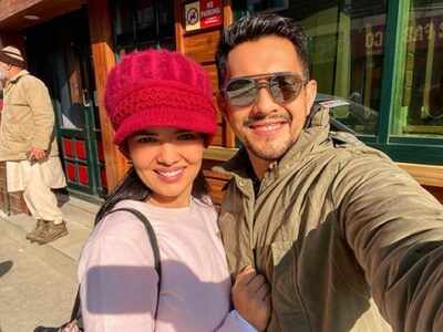 Photos: Aditya Narayan, Shweta Agarwal off to Kashmir for their honeymoon