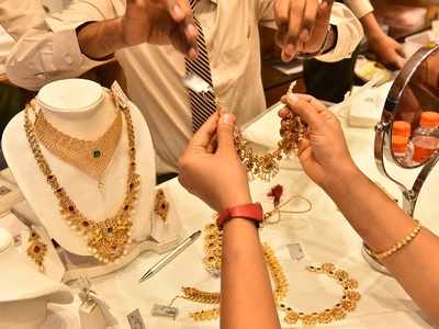 Gold loses sheen in Diwali trade, price for 10 grams drops by Rs 210