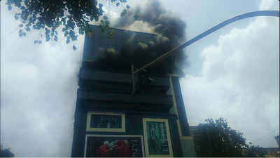 Major fire breaks out at Bandra Linking road