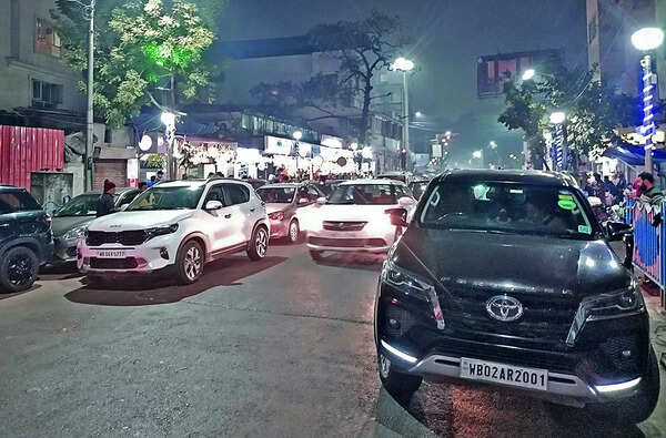 Crossing near West Bengal's biggest hospital clogged every evening, thanks to illegal parking at busy eatery