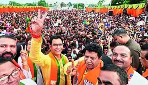 Gupta, Bhojpuri star Nirahua woo Purvanchali voters of dist