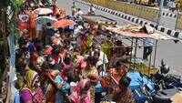 Visakhapatnam: Customers flout norms in banks, social distancing goes for a toss 