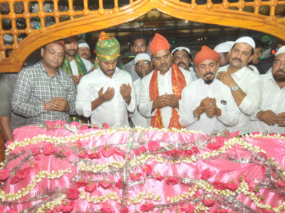 Tribute at father’s Samadhi, Iftar party and priest's blessings mark Jagan’s beginning of ‘work’ in Andhra