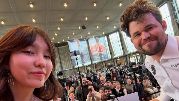 Believe it or not: Say cheese! Carlsen smiles, poses, & rats out