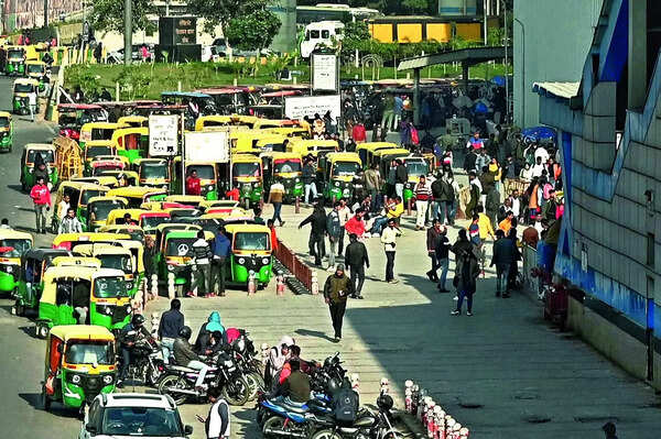 Auto-cracy: No parking yet, road near metro stns choked