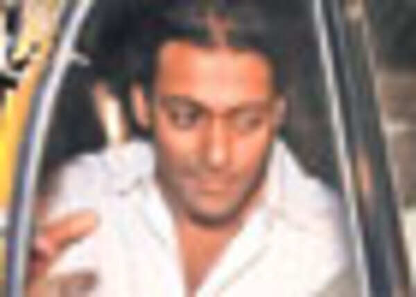 Paparazzi chase Salman's auto!