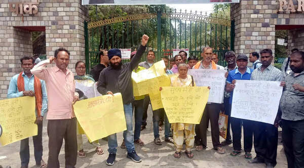 Daily wage workers protest registration rules in Dehradun