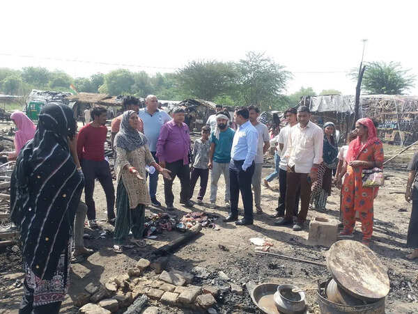 Fire breaks out in slum, 8 shanties gutted