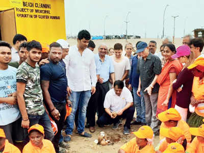 Mumbai: New contractor to clean Versova beach starts work