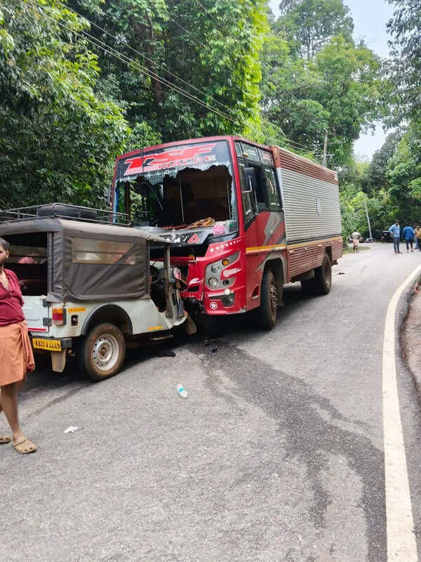 Two killed , 8 injured in a jeep crash near Kollur