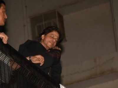 SRK's gesture towards his fans is winning hearts!