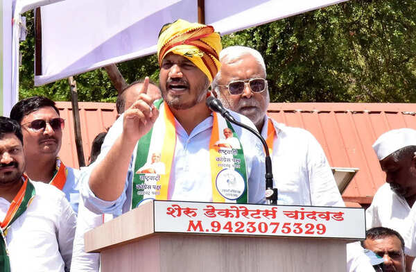 MVA to continue agitation till Centre fixes onion procurement at Rs 2,400: Rohit Pawar
